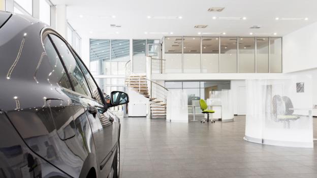 Die ideale Autohausbeleuchtung – zwischen Showroom und Werkstatt
